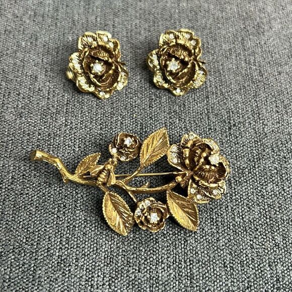 Gorgeous Set of Signed Goldette Brooch and Earrings Antique Gold - Picture 1 of 8